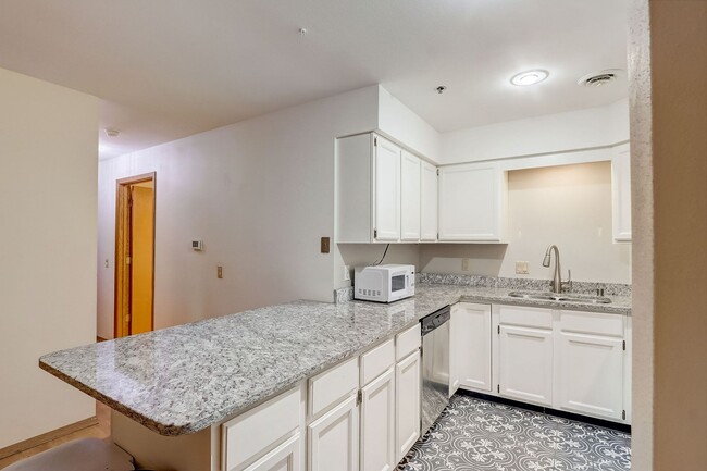 Foto del edificio - 2-Bedroom Condo Near Campus & UW Hospital ...