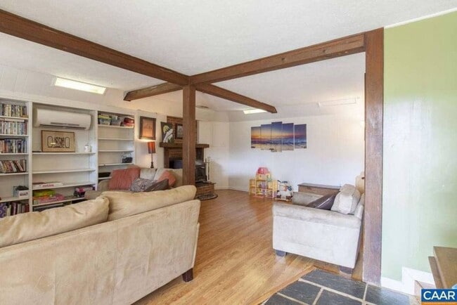 Building Photo - 4 Bed / 2 Bath Single Family Available 9/1