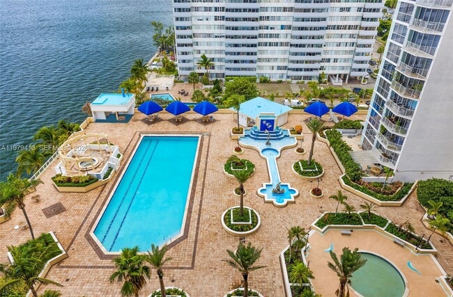 Foto del edificio - 7601 E Treasure Dr