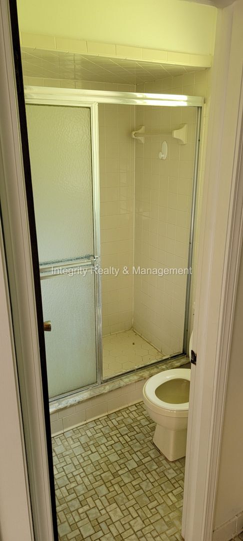 Foto del edificio - 230 Foxridge Rd