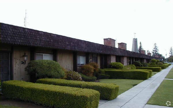 Building Photo - 6060 N Maroa Ave