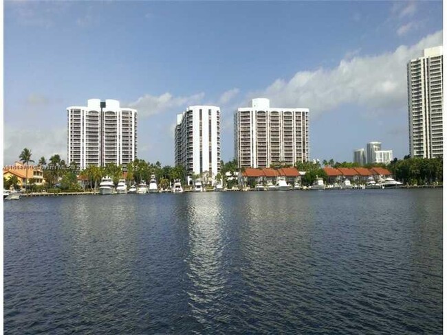 Foto del edificio - 3600 Yacht Club Dr