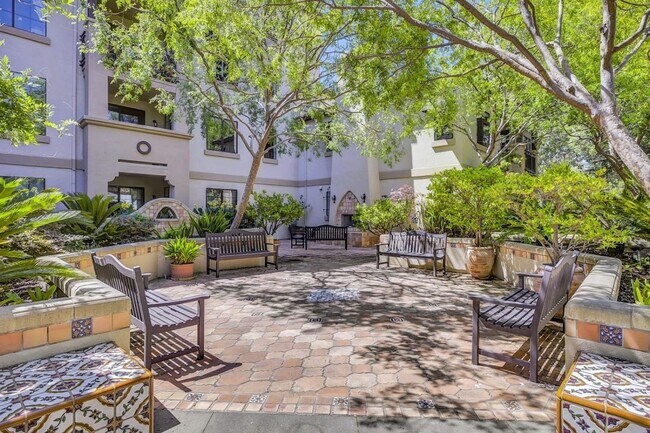 Foto del edificio - Updated Top Floor Unit -- Perfect Commuter...