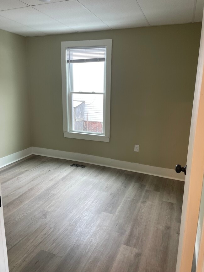 Building Photo - 7 River St