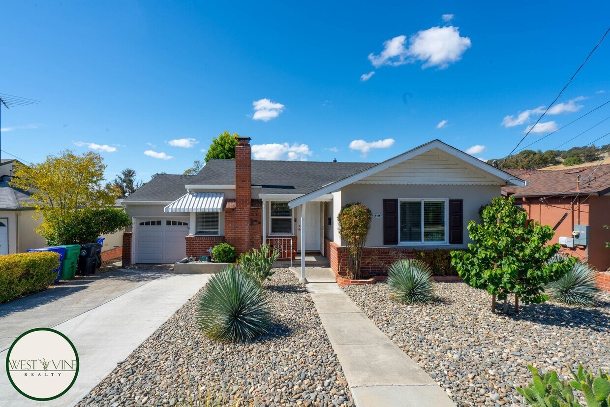 Foto principal - Gorgeous Single Story Home w/ Expansive Ba...