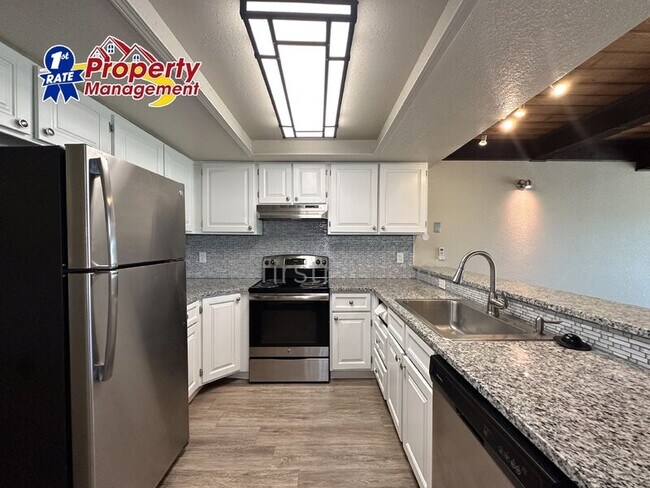 Foto del edificio - 6681 Douglas St