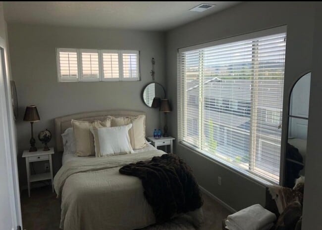 Building Photo - 2403 W Bridge Ave