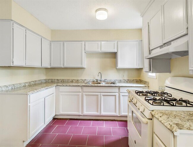Building Photo - 8122 Homewood Ln