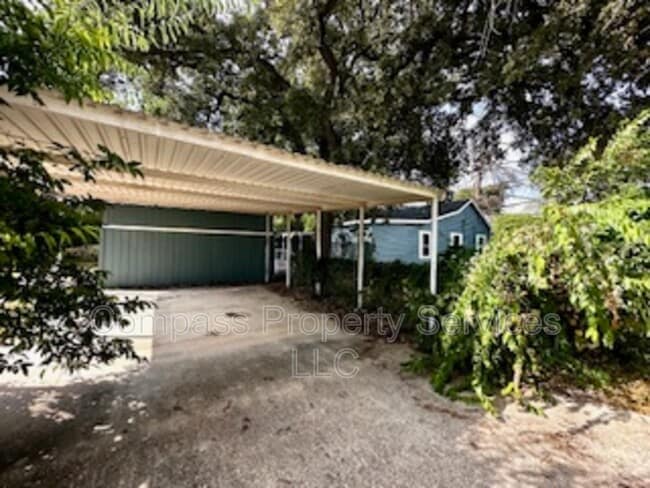 Building Photo - 300 N Oak Dr