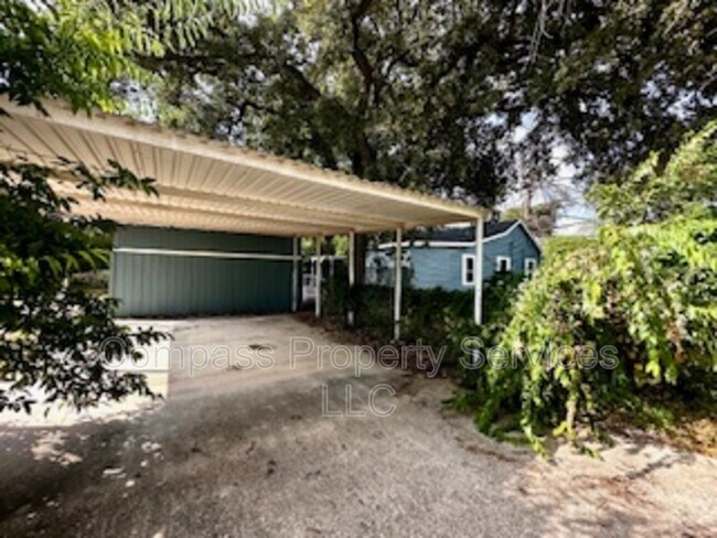 Foto del edificio - 300 N Oak Dr