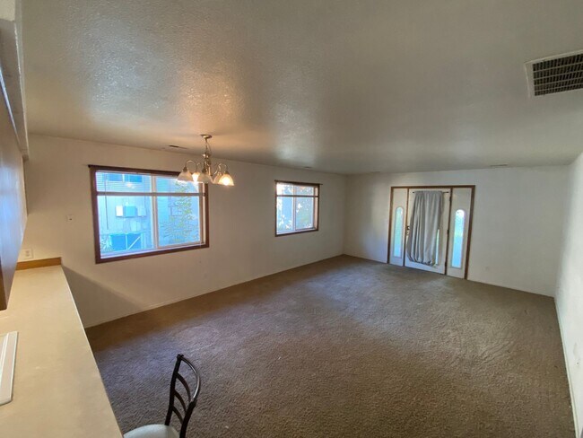 Building Photo - 522 W. Summit Avenue