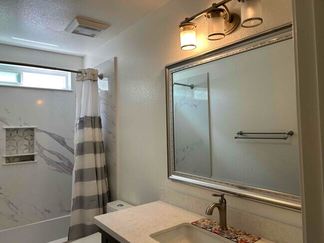 Foto del edificio - 1320 Rosana Way