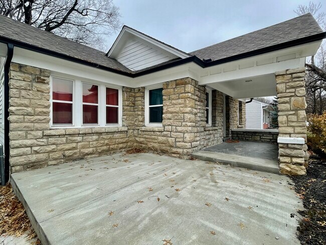 Building Photo - 8036 Mercier St