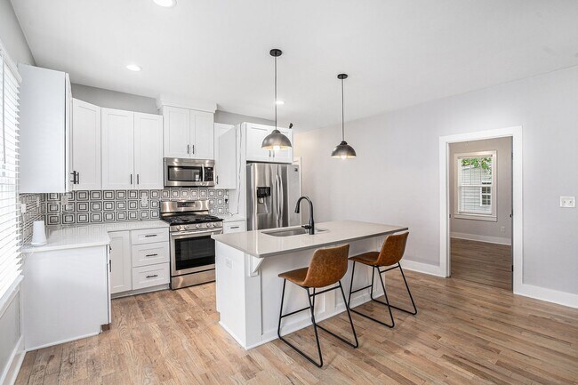 Building Photo - 3 Bedrooms 2 Bathrooms | Landscaping Included