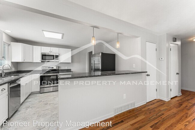 Building Photo - 3 br, 2 bath House - 6093 W 8th Ave