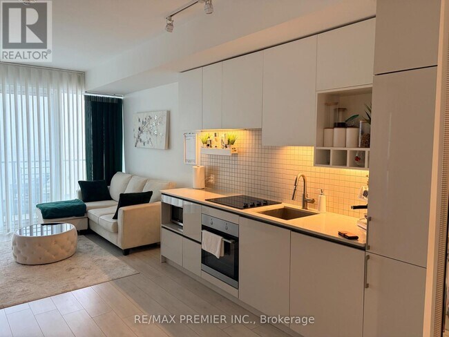 Photo du bâtiment - 898 Portage Pkwy