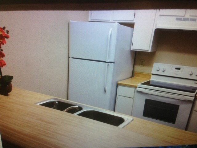 Foto del edificio - 2832 S Bartell Dr