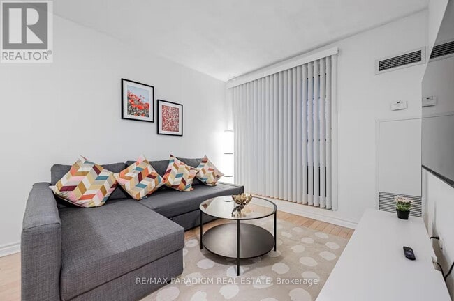 Building Photo - 250 Wellington St W