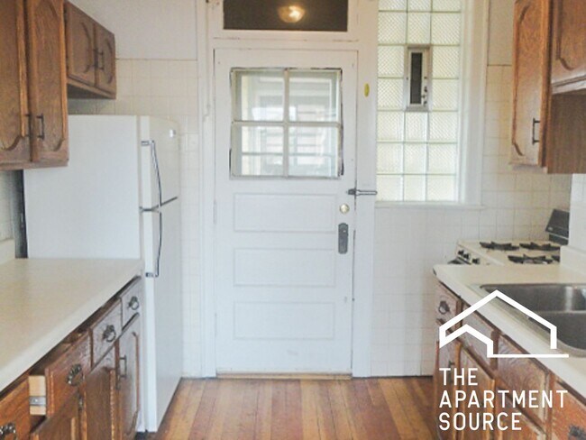 Foto del edificio - 2542 W Summerdale Ave