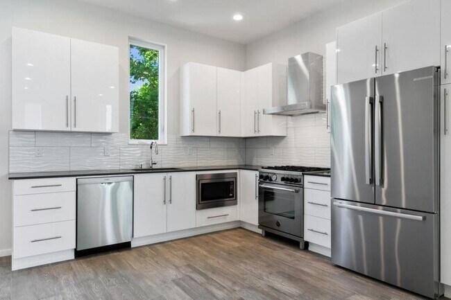 Building Photo - Greenlake 3bed 2.5 bath Light Rail adjacen...