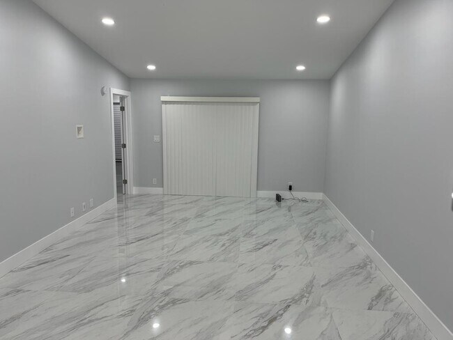 Building Photo - 9431 Boca Cove Cir