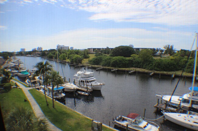 Foto del edificio - 2/2 Condo with Marina and River Views-Includes cable and water