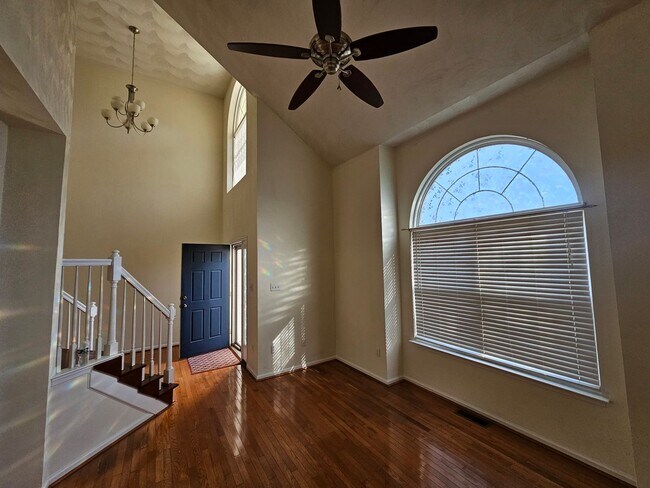 Foto del edificio - Beautiful Two-Story 4BR/2.5BA Home - Chest...