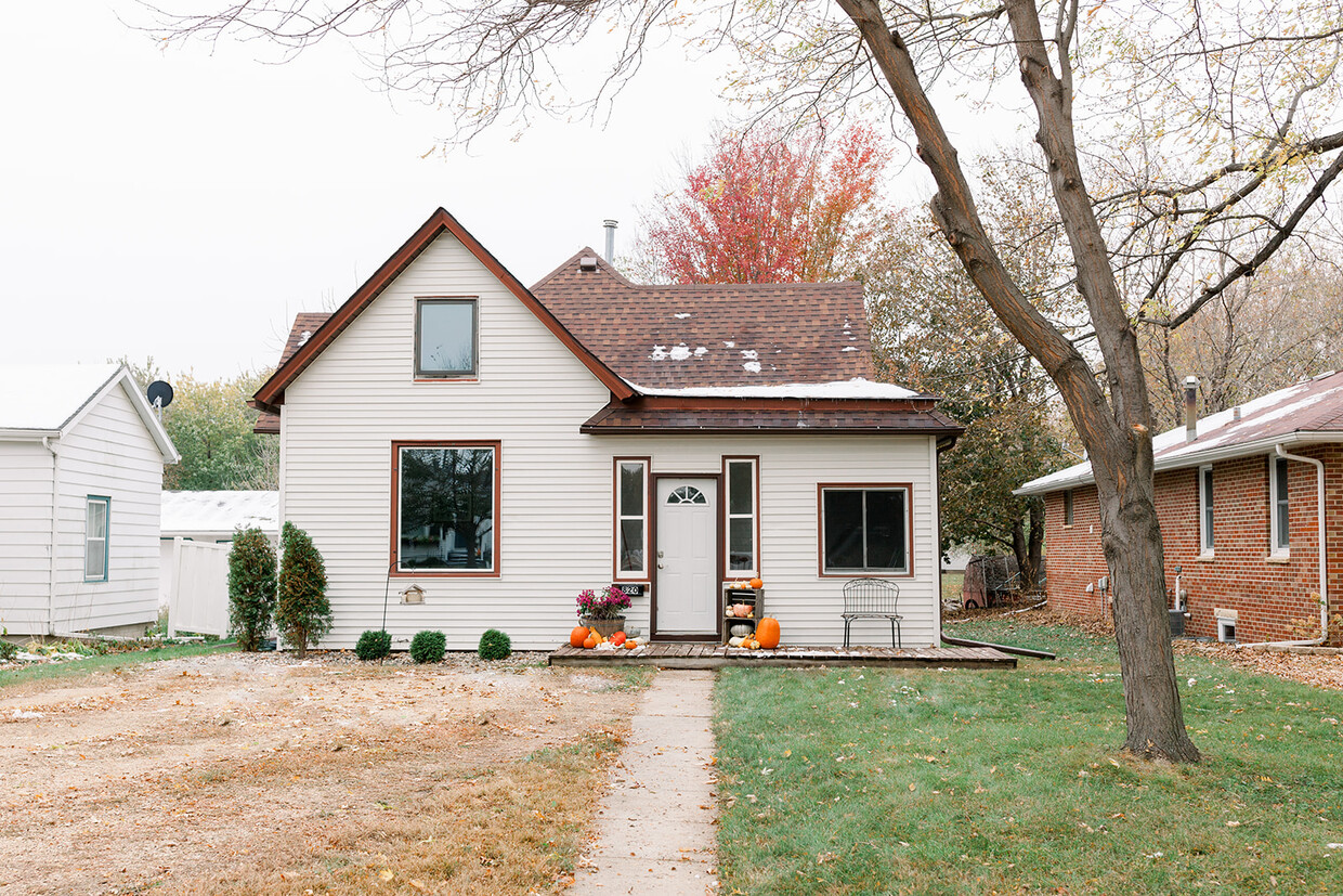 Frente de la casa: fotos de otoño de 2020 - 820 N Washington Ave