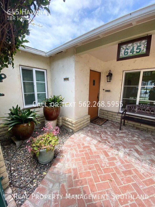 Building Photo - Remodelled 3/2 Home in Alamitos with MIL S...