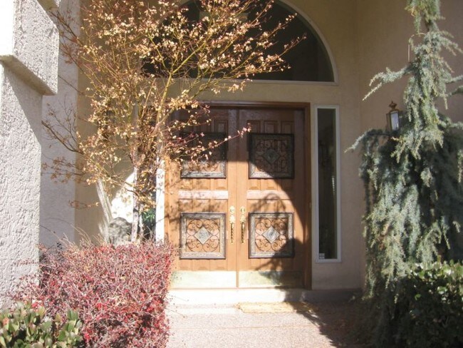 Building Photo - 1225 Sierra Larga Dr NE