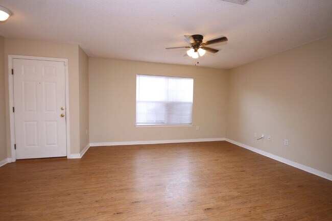 Foto del edificio - 3BR/2BA Home Near UWF – Wood-Look Flooring, Galley Kitchen, Pet Friendly!