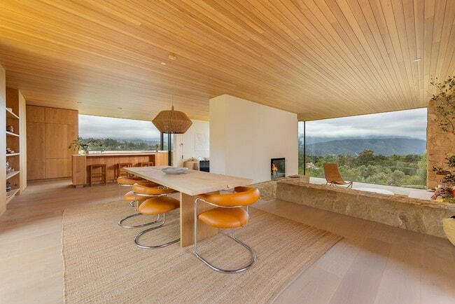 Foto del edificio - Masterpiece on a hill
