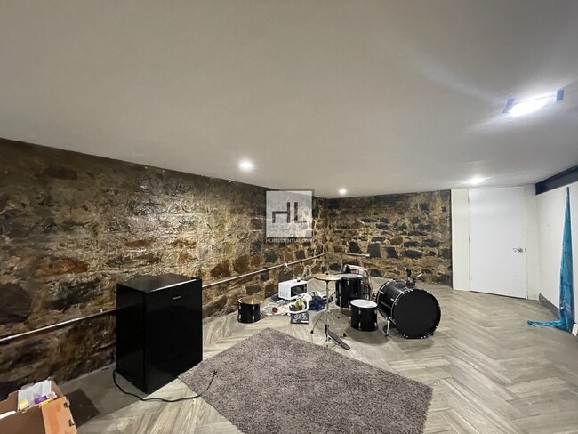 Building Photo - 222 Suydam St