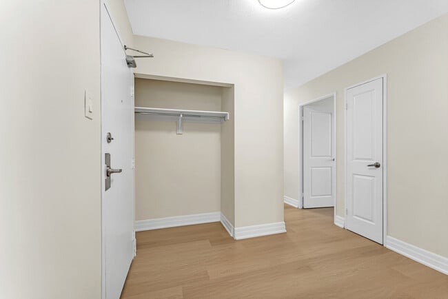 Building Photo - 2BD 2BA + AC in Prime Etobicoke