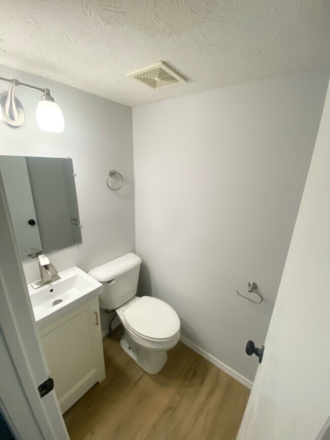 Lower Bath - 902 Railroad Ave