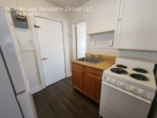 Building Photo - Cozy Studio for Just $925/Month!