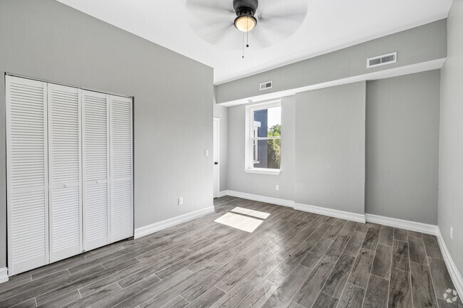 3 habitaciones, 2 baños - 960 pies cuadrados - Dormitorio principal - 768 Ridgeway Ave