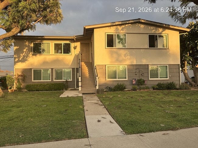 Building Photo - 3004 Royal Palm Dr