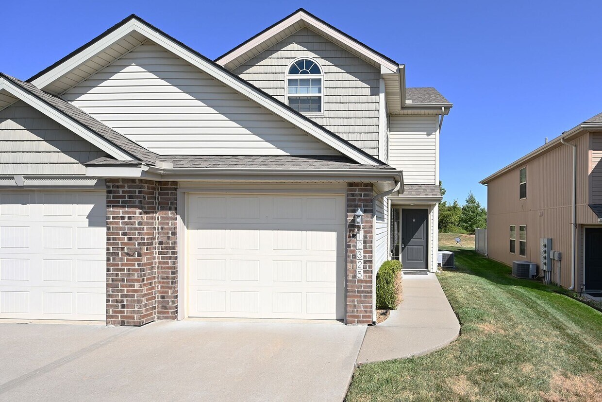 Foto principal - Nice Three bedrooms, 2.5 bath townhouse wi...