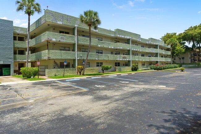 Building Photo - 6075 N Sabal Palm Blvd
