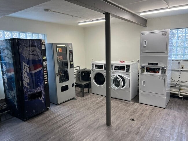 Building Photo - 475 W Grand Ave