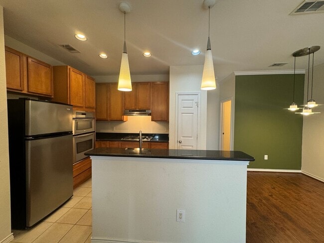 Building Photo - Lovely Townhome!