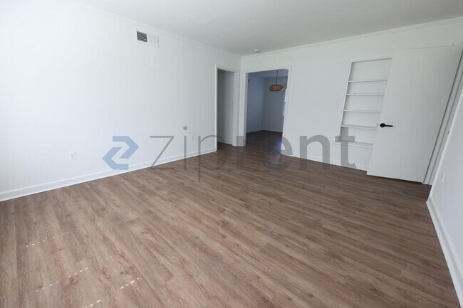 Building Photo - Unit 1