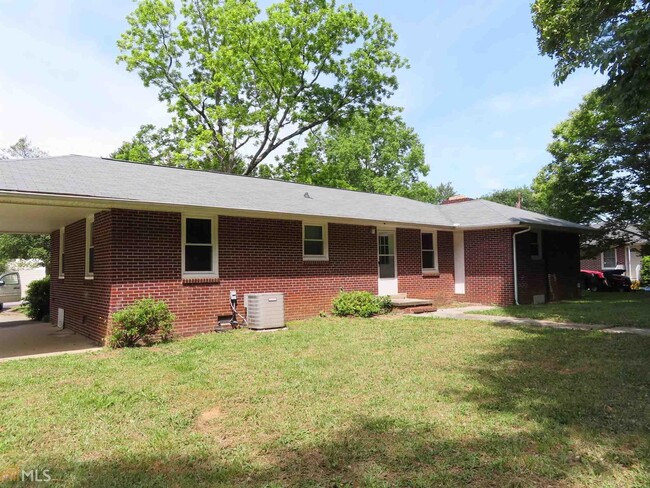 Building Photo - 305 Hilltop Ln