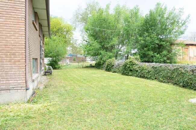 Building Photo - 558 Sir Anthony Cir W