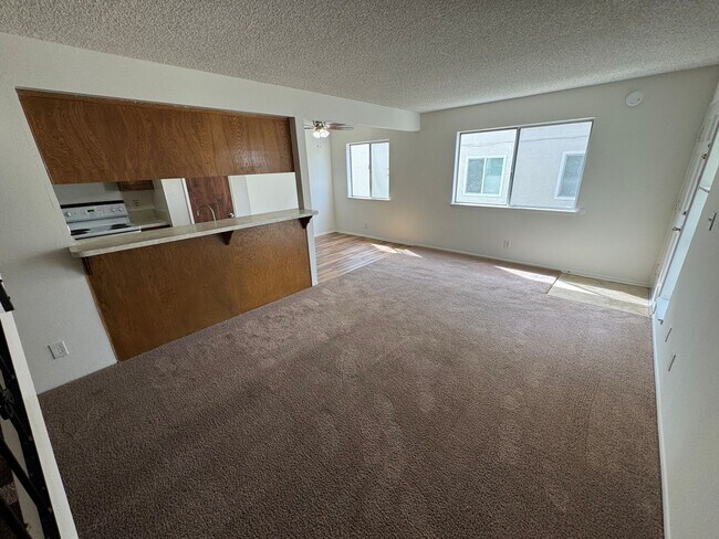 Foto del edificio - Centrally Located McKeon Condo