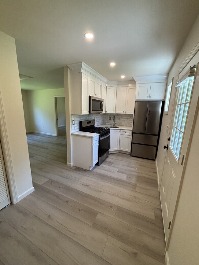 Building Photo - Newly renovated 2 Bedroom home!