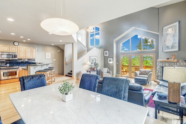 Foto del edificio - Flexible lease terms! Garage! Beautiful views!