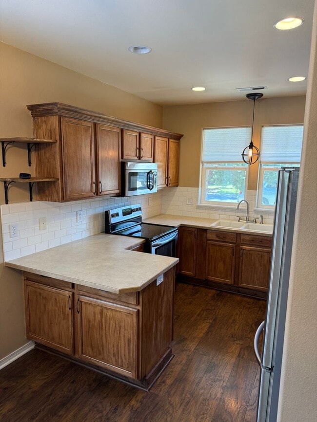 Foto del edificio - SW Old Mill Area 3 Bdrm, 2 Bath, All Appliances, A/C, Gas Heat/Fireplace, Dbl Garage