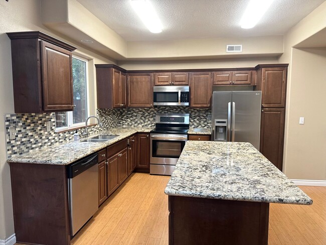 Building Photo - 3 Bedroom Beaverton Home with A/C!